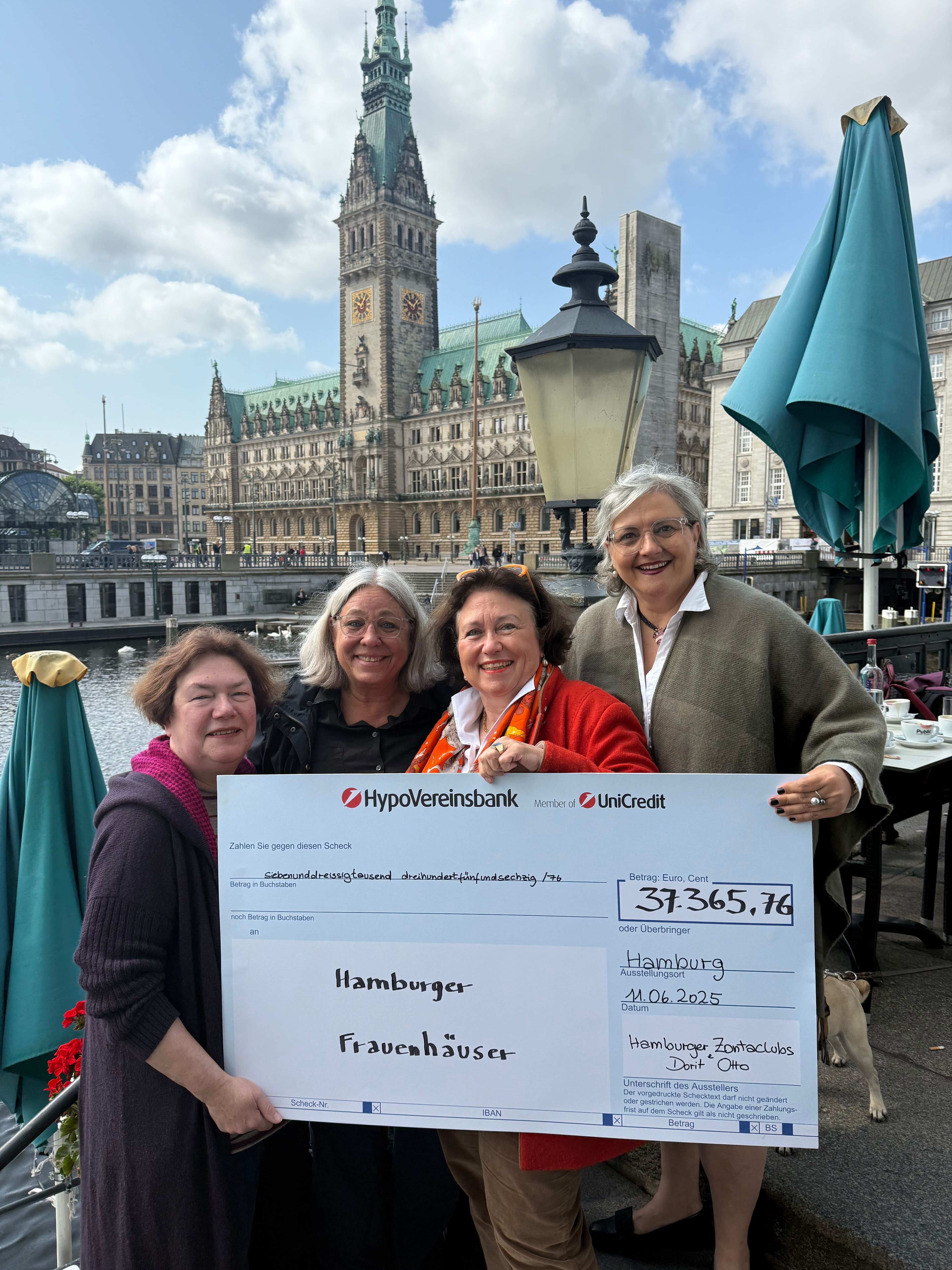 Pressefoto Spendenübergabe Zonta Frauenhäuser.jpg