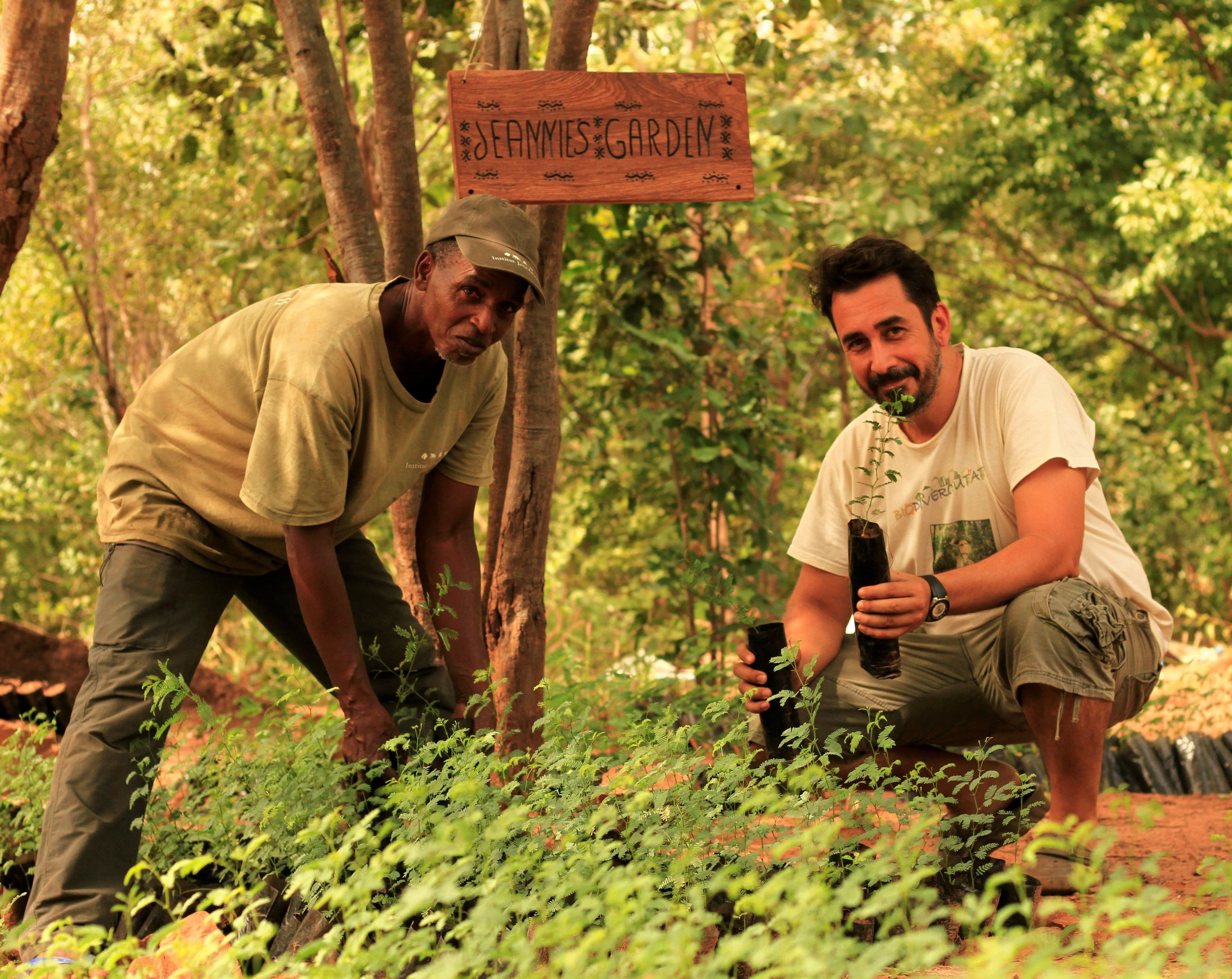 senegal-team-doing-gardening-(c)Jane Goodall Institute Senegal.jpg