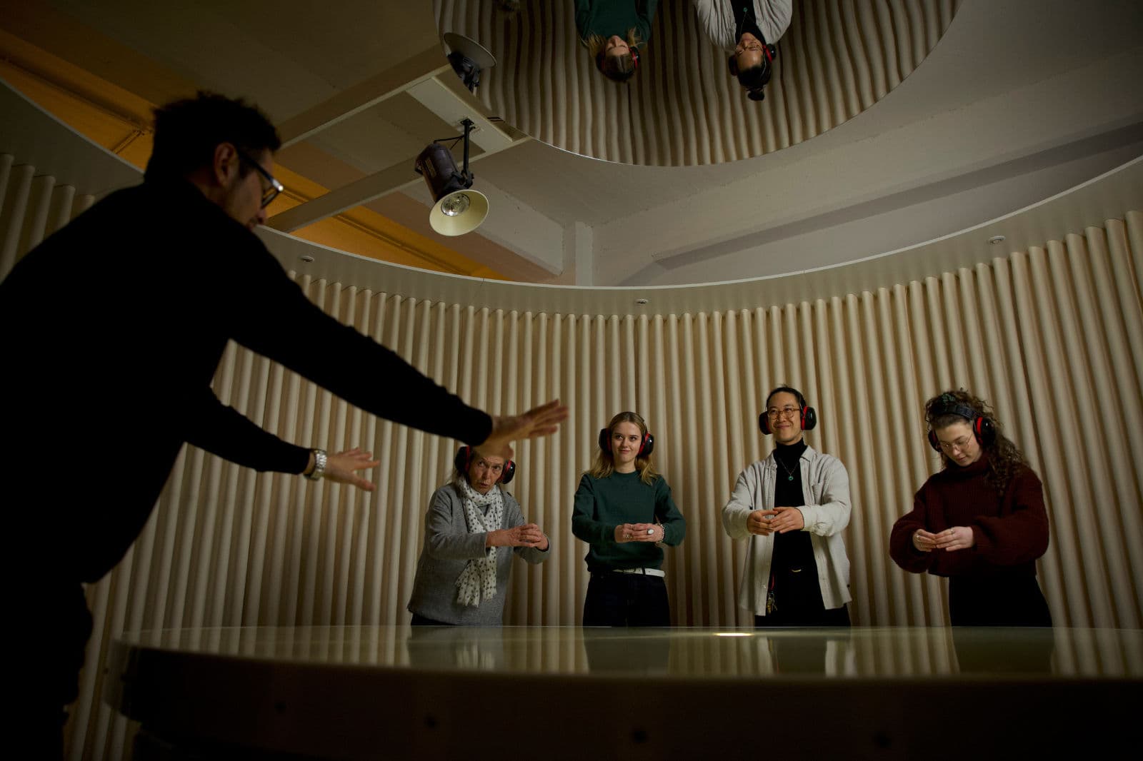 DIS Gruppe mit Guide am Bewegungen nachmachen.png