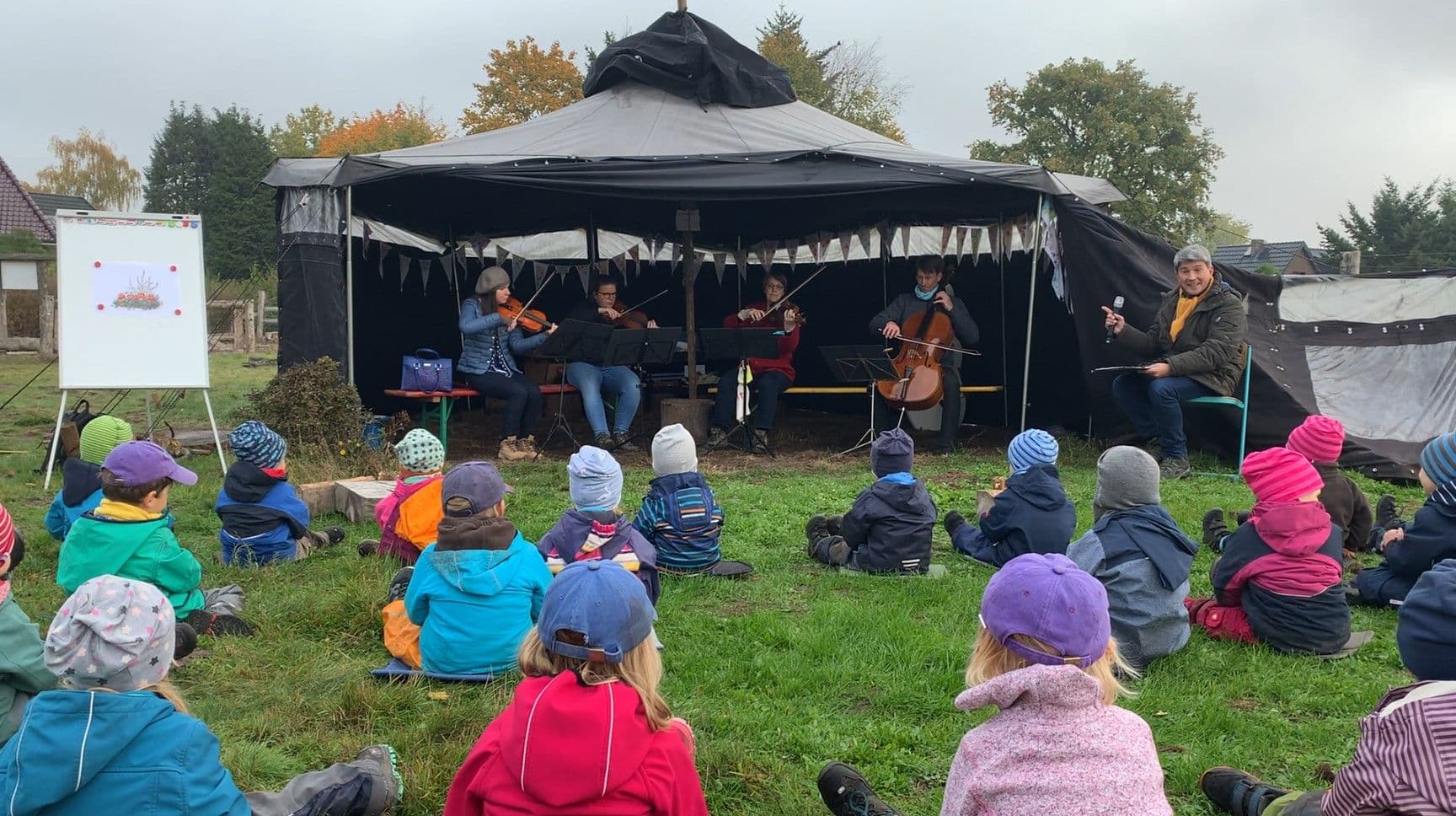 3_Gartenzaunkonzert_Waki_Abenteuerland © Christian Sahm.jpg